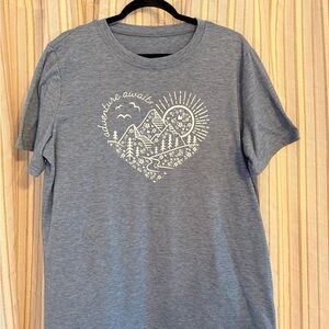 Adventure Awaits. T Shirt. Super soft. Size XL. Bluish.